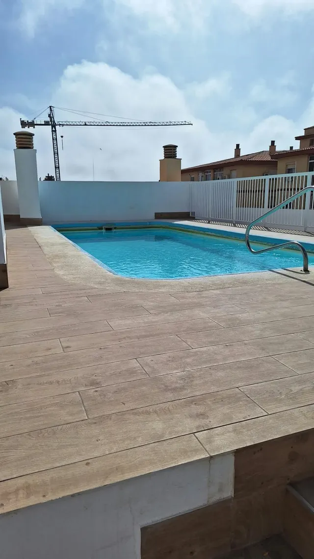 PISO EN MUY BUEN ESTADO DE CONSERVACIÓN CON PISCINA COMUNITARIA Y GARAJE EN EL MISMO EDIFICIO — 29