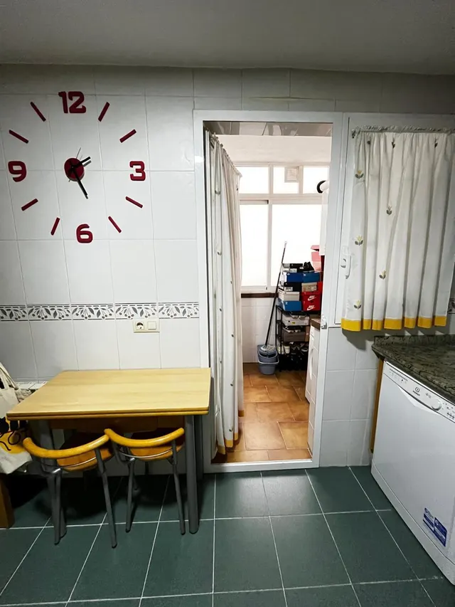 AMPLIO APARTAMENTO ZONA INDUSTRIA CON GARAJE Y TRASTERO. — 13