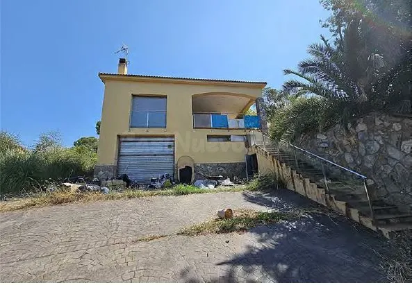 Casa a reformar con jardín y piscina en Can Carbonell