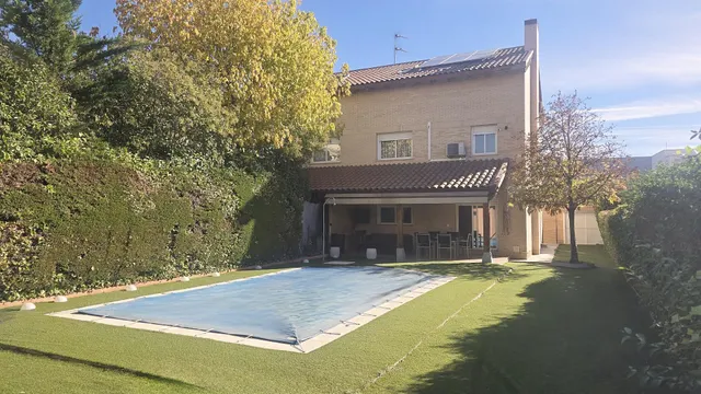 Alquiler de habitaciones por temporada en chalet con piscina de Villanueva de la Cañada (Madrid). — 35