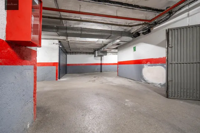 Plaza de garaje cerrado con estanterías en parque Genil cerca de Hospital La Inmaculada — 18