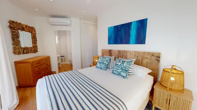 Piso en alquiler de temporada de tres dormitorios en primera línea de playa. — 17