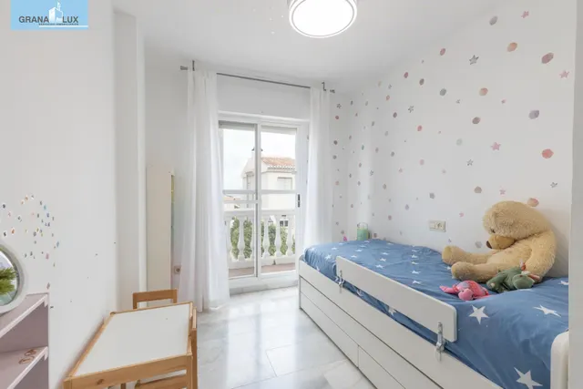 Casa independiente con piscina en La Zubia. — 27
