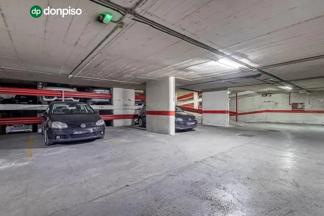 Magnífico piso con plaza de garaje junto a Catedral. — 28