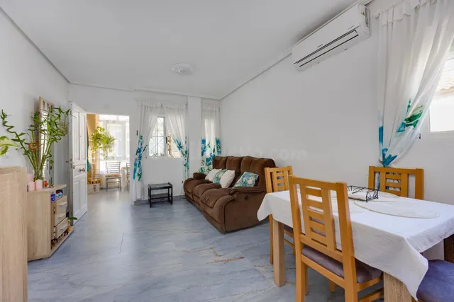 Bungalow planta alta reformado, en residencial con piscina comunitaria — 2