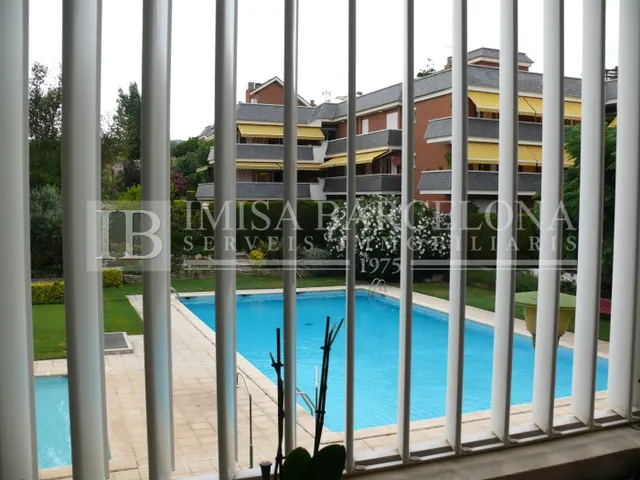 PRECIOSO PISO EN EL EXCLUSIVO COMPLEJO RESIDENCIAL LES LLOSES — 26