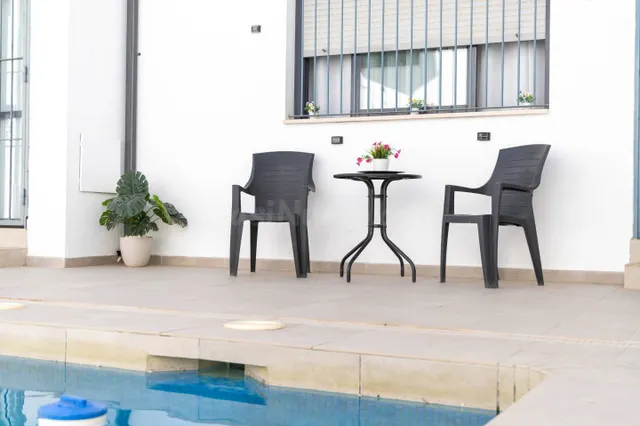 Chalet adosado con piscina — 4