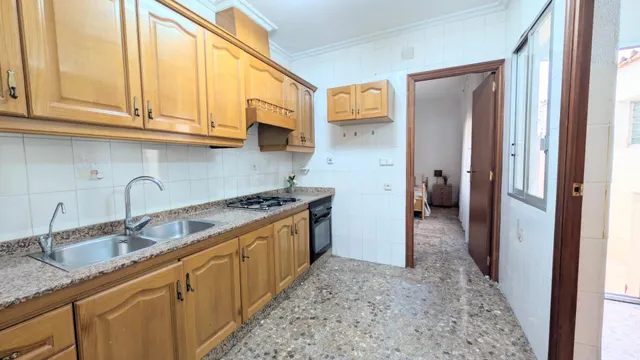 ¡Oportunidad única en la zona de Plaza de Barcelona!. Planta baja con entrada independiente y gran patio pisable. — 4
