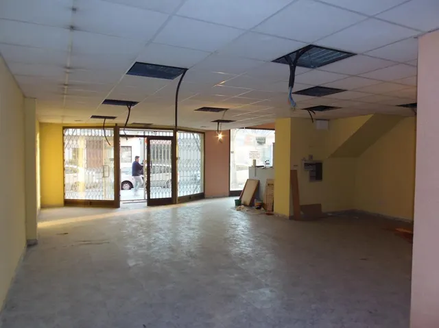 Se alquila local comercial con mucha fachada, muy cerca de E - foto 4