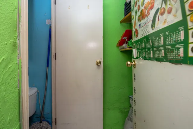 SE VENDE PEQUEÑO LOCAL, BARATO Y MUY CÉNTRICO JUNTO RECOGIDAS, IDEAL INVERSORES — 7