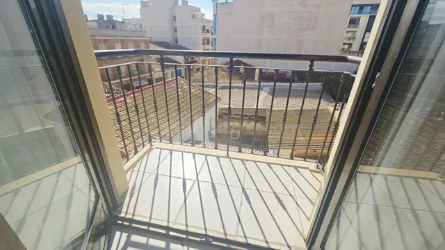 Amplio piso en el centro y a dos minutos de la playa de Guar - foto 2