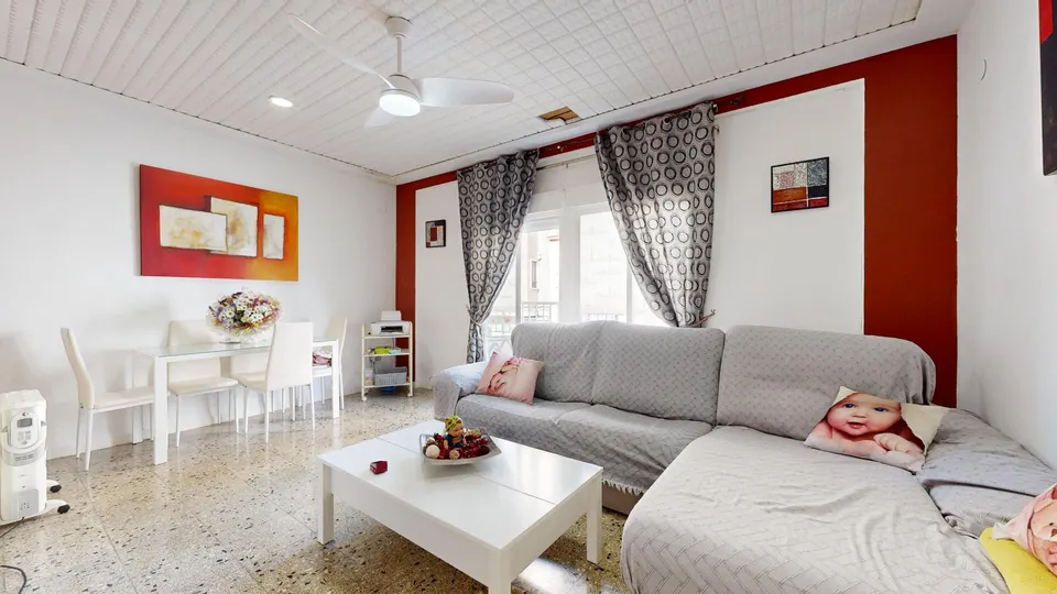 Ocasión!!!  Casa con escaleta y amplia terraza en Alzira