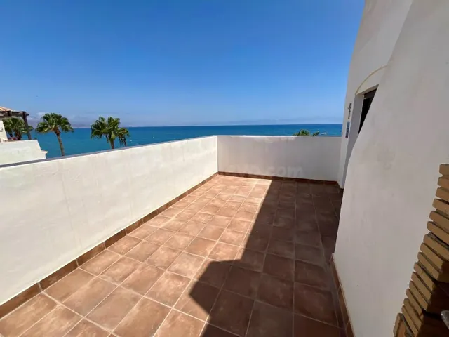 Ático en primera línea de playa con terraza y vistas frontales al mar – Roquetas de Mar — 3