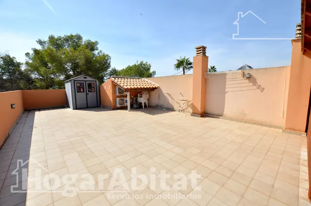 Respira paz entre el mar y la montaña en este exclusivo chalet pareado reformado con piscina privada, solárium y parking — 24