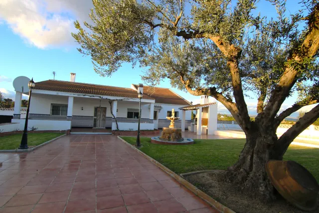 VILLA EN PIEGALLINA CON NAVE Y ALMACENES — 31