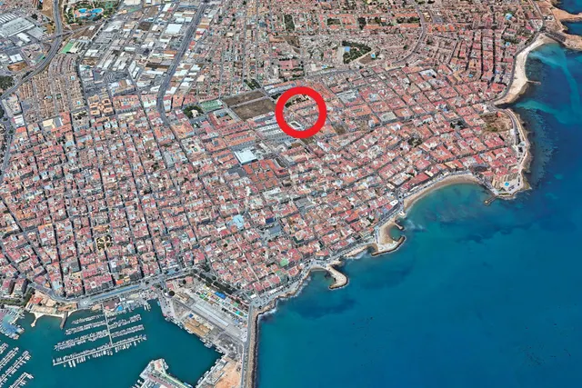 Apartamento elegantemente reformado, céntrico y espacioso. Balcón con orientación oeste ¡y a solo 550 m de Playa del Cura! en Torrevieja — 29