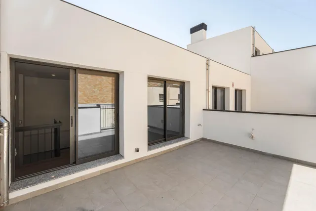 Vivienda reformada a estrenar con 3 estancias, terraza privada y espacio polivalente en Badalona — 22