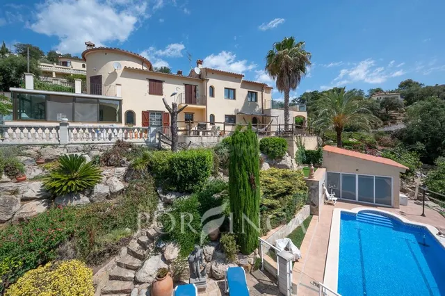 Gran chalet con privacidad total, amplio jardín con piscina 