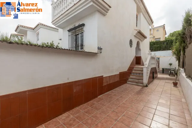 Casa independiente con piscina en La Zubia. — 36