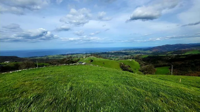 Gran parcela con vistas al mar en El Vallín (Luarca) - foto 2