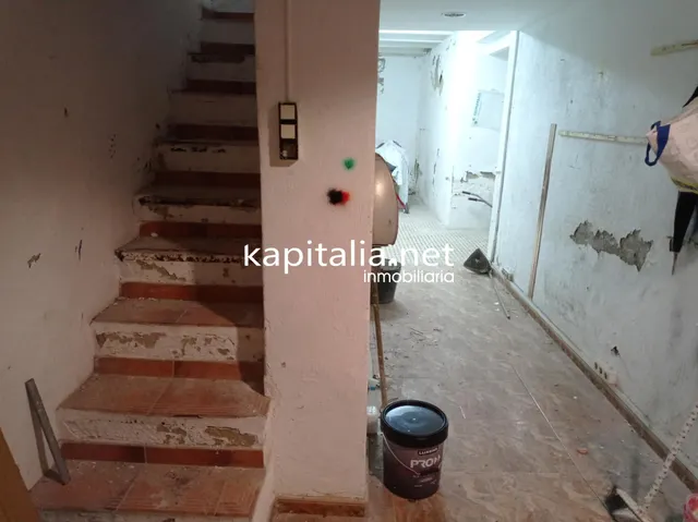 LOCAL COMERCIAL A LA VENTA EN ONTINYENT, UBICADO EN LA CALLE MAYOR — 13