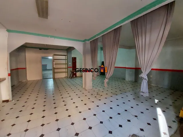 LOCAL COMERCIAL CON MUCHAS POSIBILIDADES — 8
