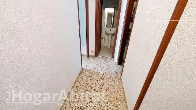 ¡Oportunidad cerca del mar! Acogedor para reformar en residencial con balcón, piscina y dos garajes — 15