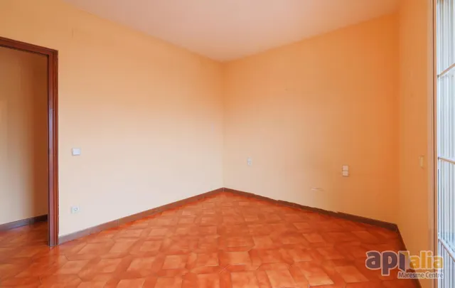 Gran piso en Breda: 4 dormitorios, muy luminoso y junto al centro — 28