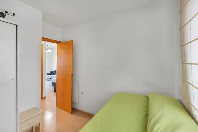 Apartamento de 2 dormitorios con piscina, garaje y trastero cerca del centro de Torrevieja — 20