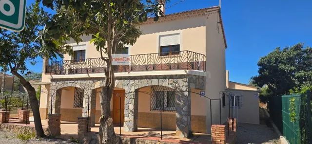 CHALET CON PARCELA CON 2 VIVIENDAS, 2 NAVES Y GARAJE - foto 3