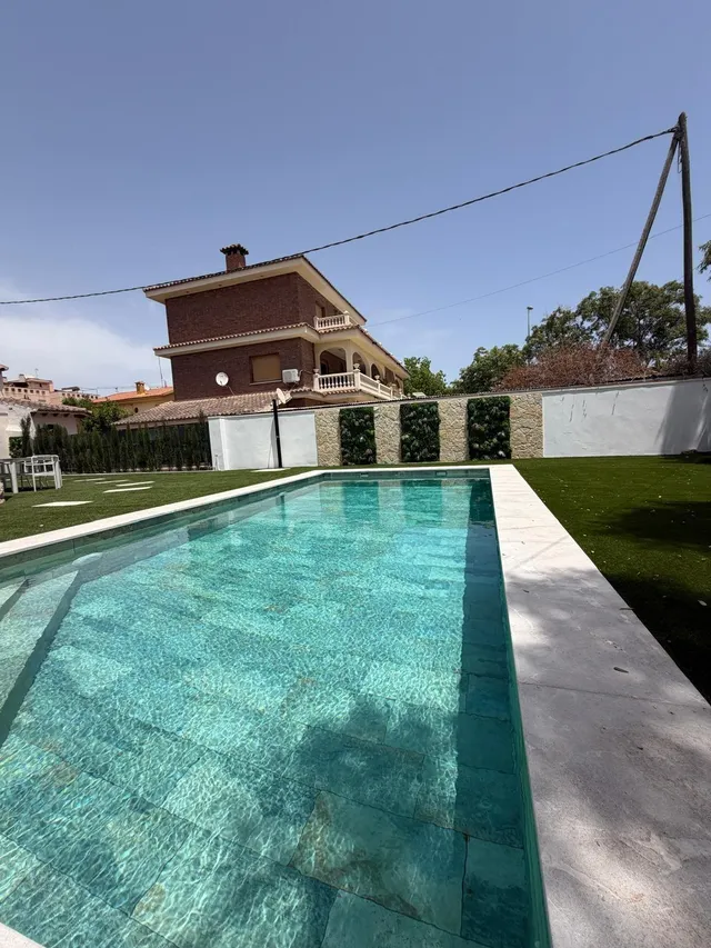 VENTA DE ESPECTACULAR CHALET INDEPENDIENTE DE LUJO HACE ESQUINA — 3