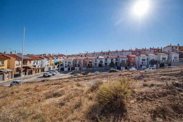 SOLAR RESIDENCIAL EN OTURA — 24