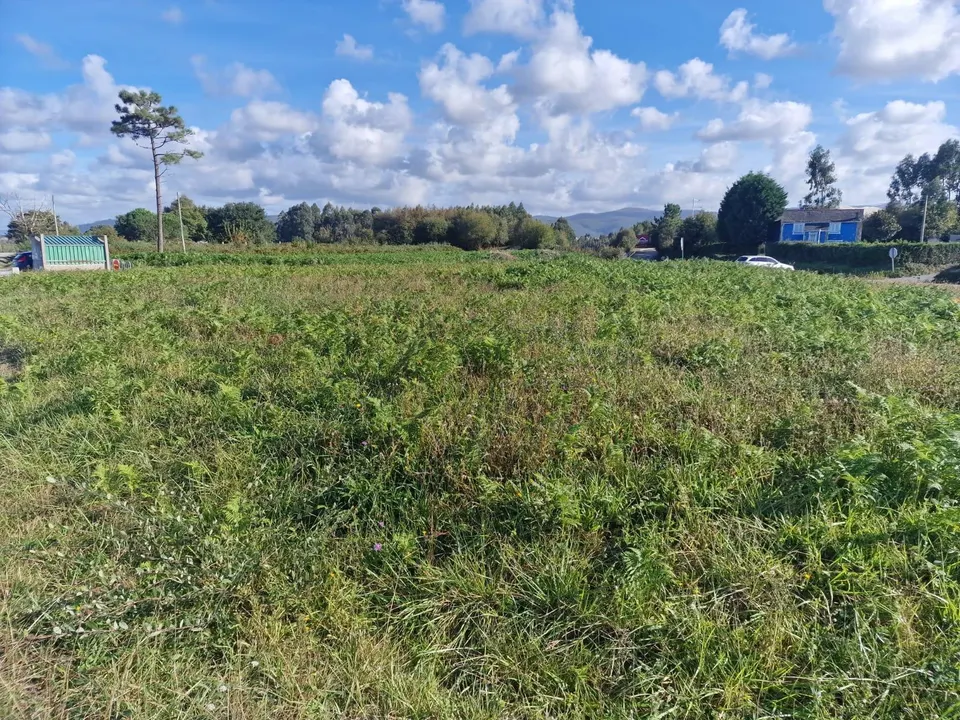 Parcela urbanizable de 1.967 m2 en El Franco, próxima a la costa