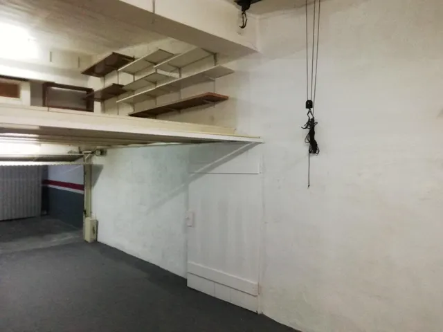 Plaza de garaje cerrado con altillo — 18