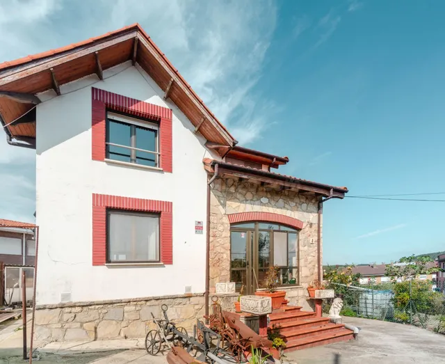 CASA CON 1.600 m2 DE PARCELA URBANA EN JARDÍN DE CANTOS, AVI - foto 2