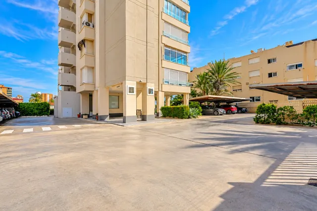 Vistas abiertas al mar y gran terraza en Cabo de las Huertas · 3 dormitorios y 2 baños — 40