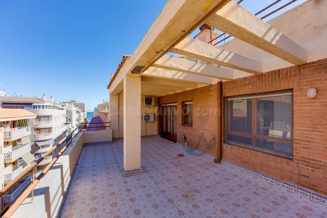 Atico de 2 dormitorios y gran terraza en Torrevieja - Acequi - foto 3