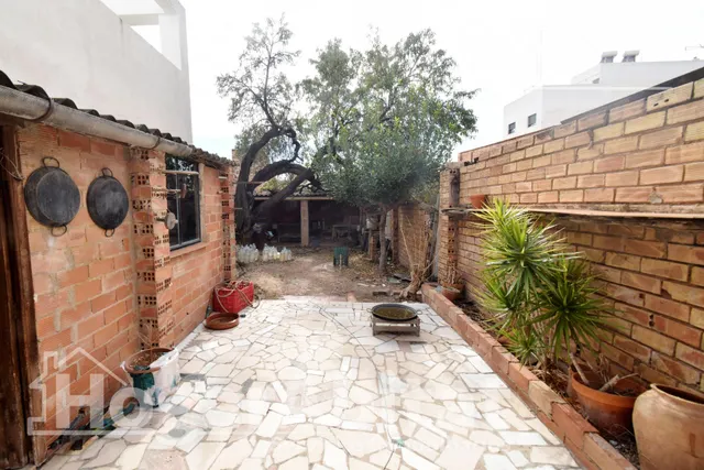 ¡OPORTUNIDAD ÚNICA! AMPLIA CASA PARA REFORMAR CON PATIO Y TRASTERO — 14