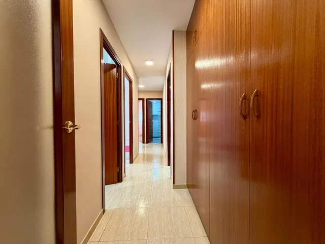 Excelente piso de 4 habitaciones con terraza, plaza de garaje y trastero en Roc Blanc (Terrassa) — 17