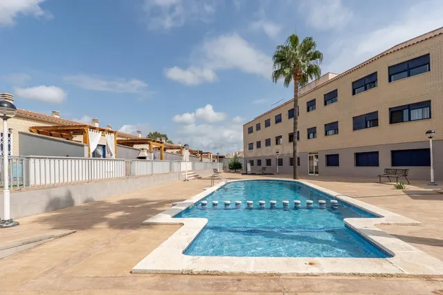 Piso con parking y piscina comunitaria en Sant Jaume d’Envej - foto 2