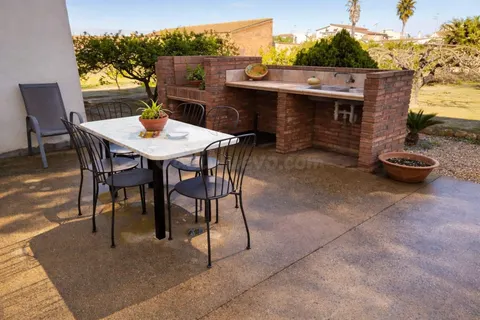Gran casa con dos viviendas independientes, jardín, garaje y amplias terrazas