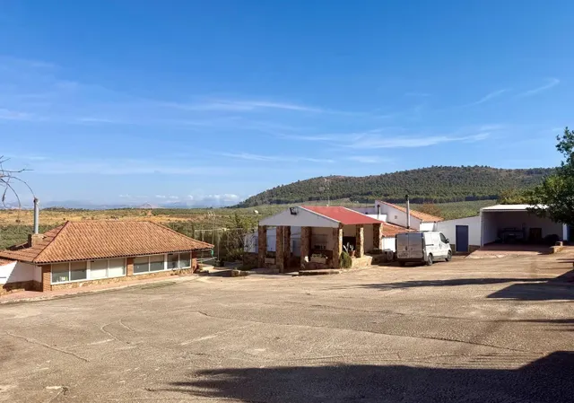 Finca en Mollina con casa, piscina, pista de tenis y 7.000 m