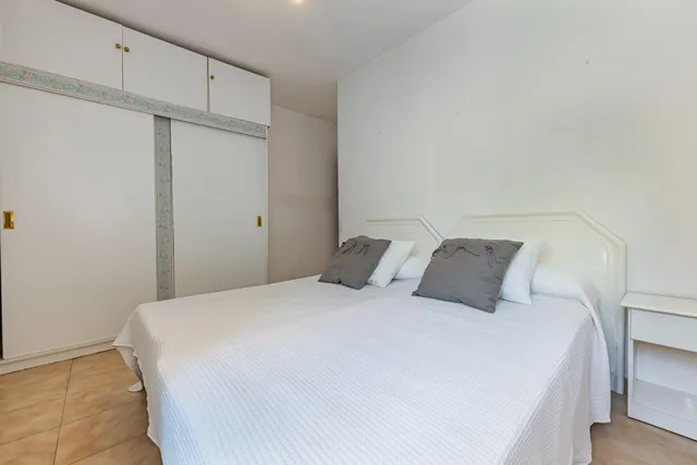Piso familiar de 4 dormitorios con dos terrazas y piscina en el centro de Fuengirola — 16