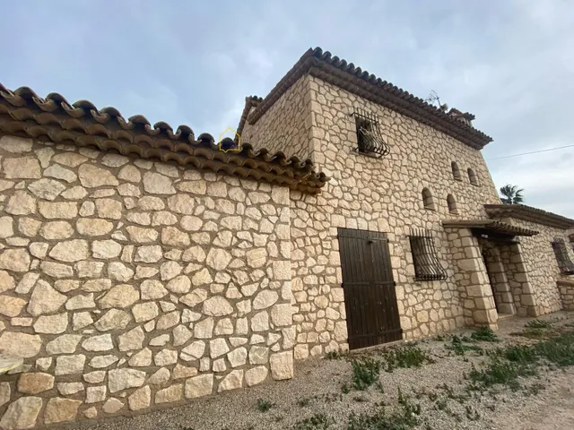 CHALET CON JARDIN EN LA TORRECILLA A POCOS MINUTOS DEL CENTR - foto 2