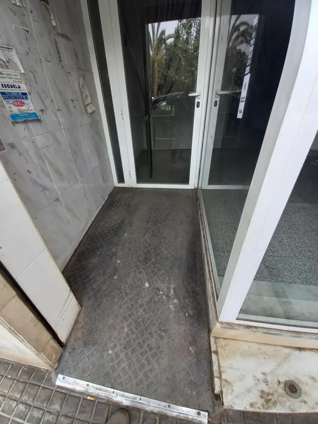 SE VENDE LOCAL — 6