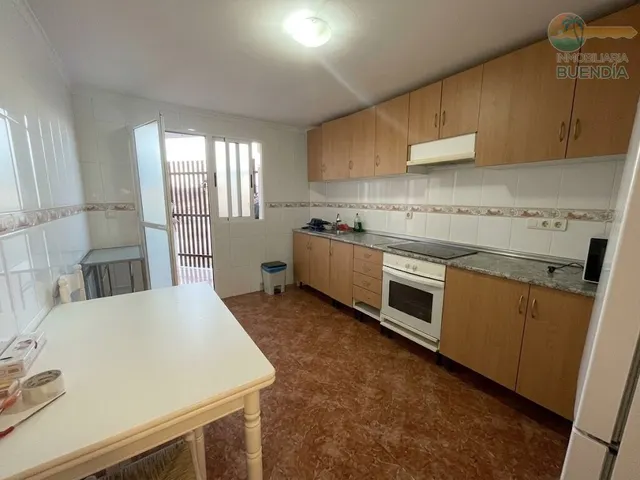 Piso de 3 dormitorios , garaje y trastero muy cercano a servicios — 22