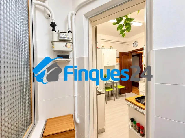 Amplio piso de 4 habitaciones en el centro de Manresa — 18