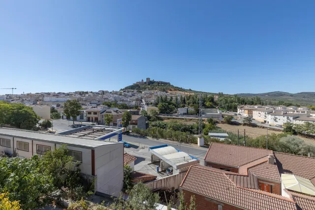 Amplio Adosado en el Corazón de Alcalá la Real con Vistas al Castillo — 19