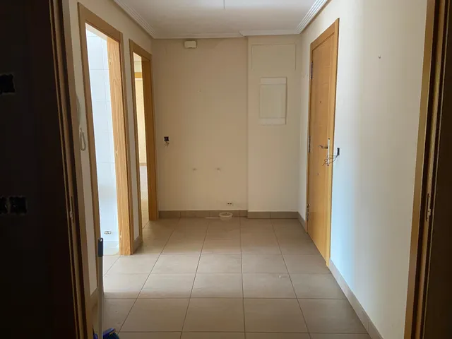 SE VENDE APARTAMENTO, COCINA, SALÓN, 2 HAB., 2 BAÑOS, ASCENSOR, TRASTERO, PLAZA DE GARAJE, NECESITA REFORMA. — 7