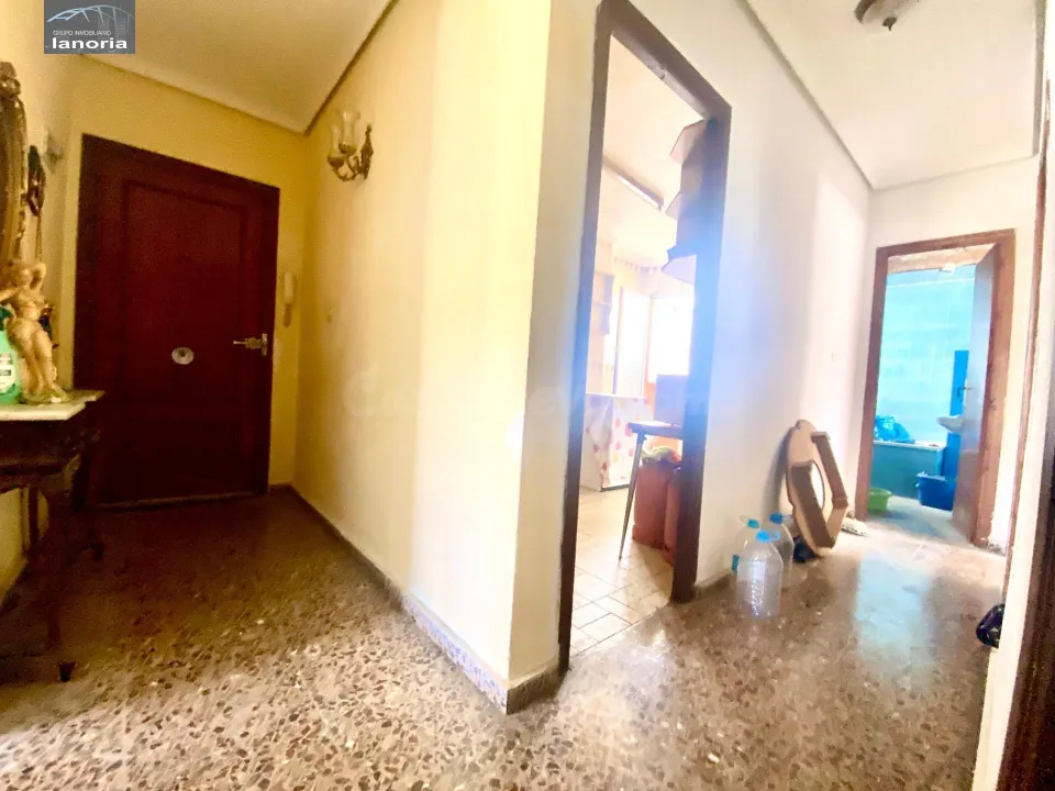 Grupo la Noria VENDE piso CON ascensor para REFORMAR y cochera individual con vado. 3 habitaciones, 1 baño.
